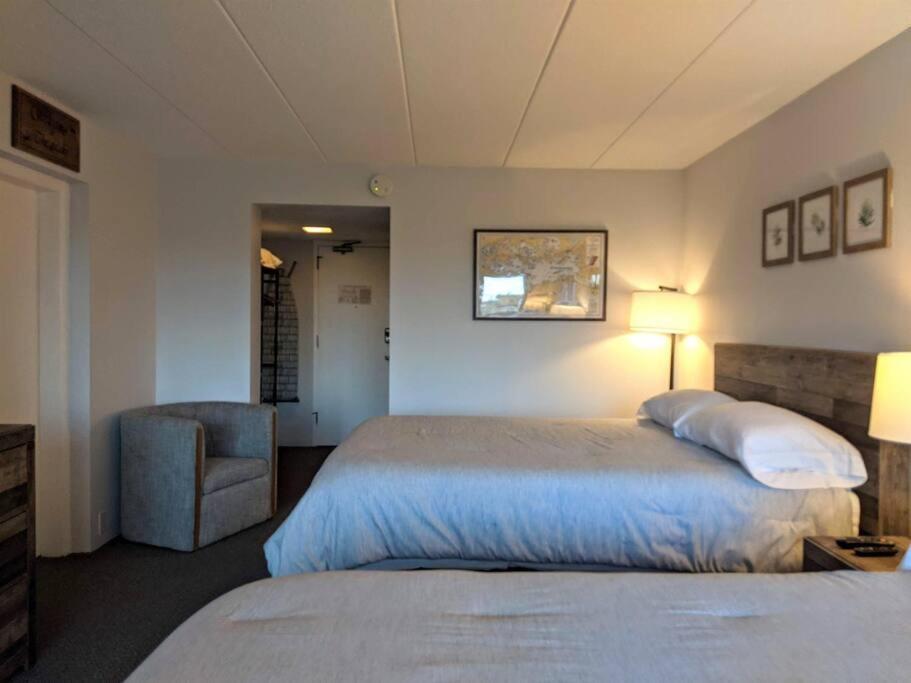 Cute Lower Level Cedar Lodge Room With Balcony & Lake Views! ラコニア エクステリア 写真
