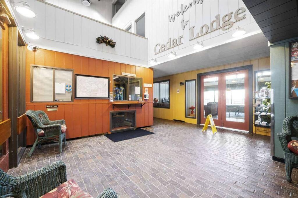 Cute Lower Level Cedar Lodge Room With Balcony & Lake Views! ラコニア エクステリア 写真