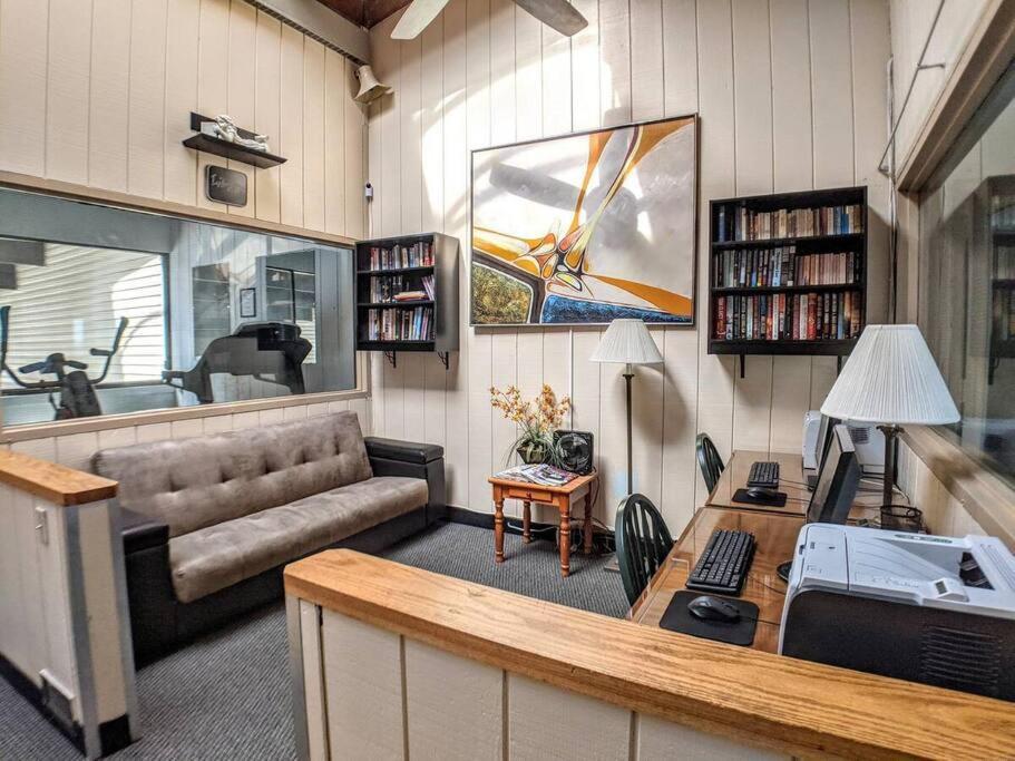 Cute Lower Level Cedar Lodge Room With Balcony & Lake Views! ラコニア エクステリア 写真