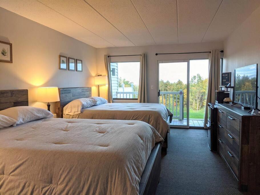 Cute Lower Level Cedar Lodge Room With Balcony & Lake Views! ラコニア エクステリア 写真
